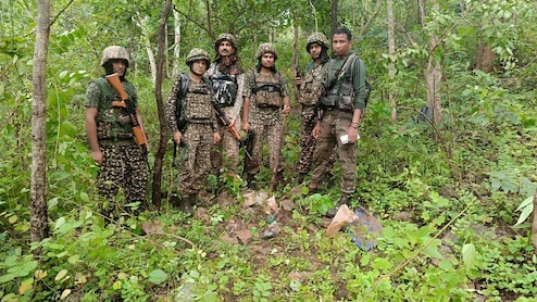 Naxal News: अबूझमाड़ में फिर सुरक्षाबलों को मिली बड़ी सफलता, नक्सल डंप बरामद, नेलनार एरिया कमेटी के नक्सलियों की सक्रियता की आशंका
