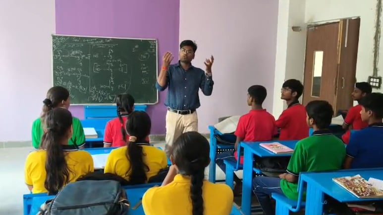 Aryan sir: वर्दी वाला शिक्षक ! कैसे जेल प्रहरी अनिल बच्चों के लिए बने पसंदीदा ‘आर्यन सर’
