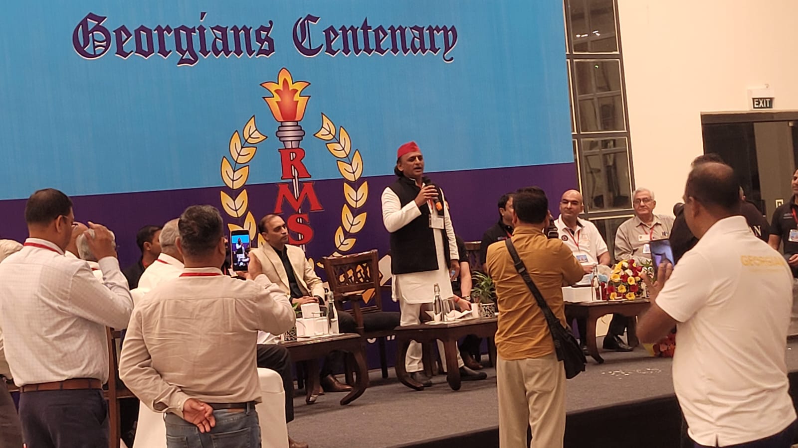 जब राजनीति भूल अखिलेश यादव खो गए पुरानी यादों में