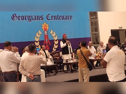 जब राजनीति भूल अखिलेश यादव खो गए पुरानी यादों में जब राजनीति भूल अखिलेश यादव खो गए पुरानी यादों में