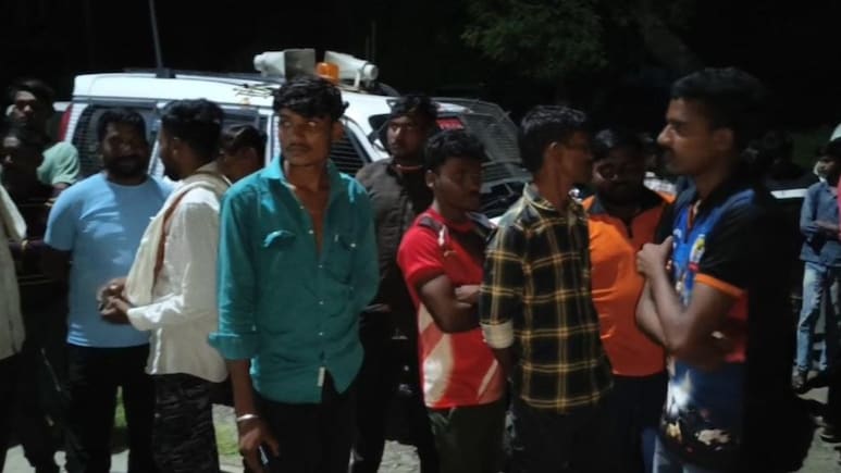 Akola News : 1 लाख देतो, आजारही बरा करतो; धर्मांतरासाठी दिलं आमिष, अकोल्यातील धक्कादायक प्रकार Akola News : 1 लाख देतो, आजारही बरा करतो; धर्मांतरासाठी दिलं आमिष, अकोल्यातील धक्कादायक प्रकार