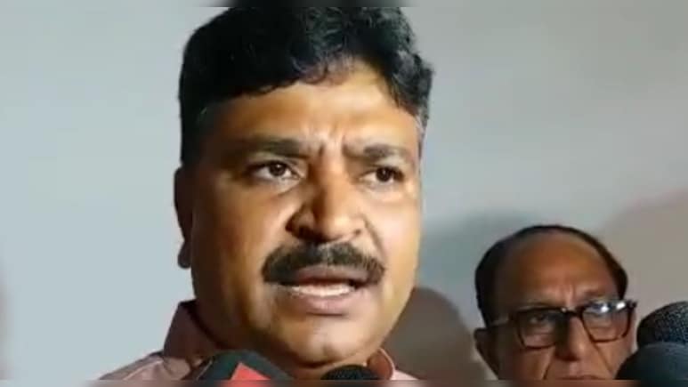 कांग्रेस विधायक दल की बैठक में बनी सरकार को घेरने की रणनीति, जूली बोले- हमारा माइक बंद कर सकते हैं, आवाज नहीं कांग्रेस विधायक दल की बैठक में बनी सरकार को घेरने की रणनीति, जूली बोले- हमारा माइक बंद कर सकते हैं, आवाज नहीं