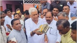 Jhalawar School Collapse: 500-500 के नोटों की गड्डियां लेकर पीपलोदी पहुंचे किरोड़ी लाल मीणा, पीड़ित परिवार से मिलकर किया बड़ा ऐलान