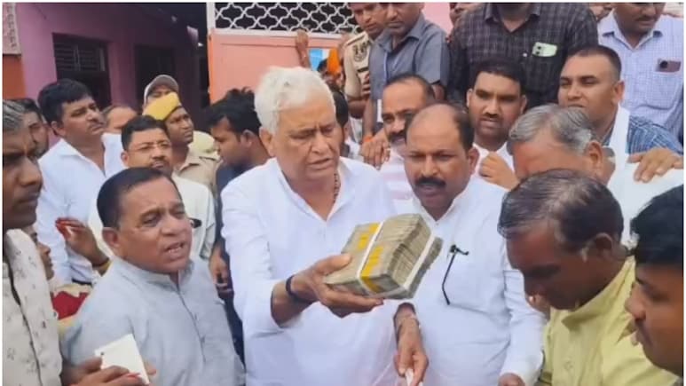 Jhalawar School Collapse: 500-500 के नोटों की गड्डियां लेकर पीपलोदी पहुंचे किरोड़ी लाल मीणा, पीड़ित परिवार से मिलकर किया बड़ा ऐलान Jhalawar School Collapse: 500-500 के नोटों की गड्डियां लेकर पीपलोदी पहुंचे किरोड़ी लाल मीणा, पीड़ित परिवार से मिलकर किया बड़ा ऐलान