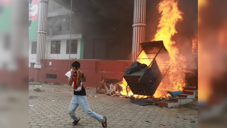 नेपाल में प्रदर्शनकारियों ने संसद को आग के हवाले किया, काठमांडू एयरपोर्ट बंद