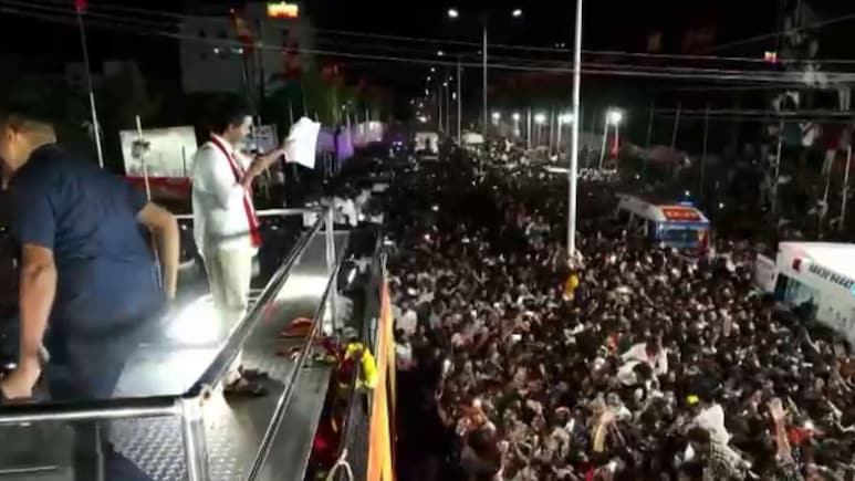 Karur Stampede: तमिल एक्टर विजय की रैली में भगदड़, 31 लोगों की मौत; कई हो गए थे बेहोश Karur Stampede: तमिल एक्टर विजय की रैली में भगदड़, 31 लोगों की मौत; कई हो गए थे बेहोश
