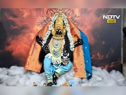 Kolhapur News: अंबाबाईला तिरुपती देवस्थानकडून दिड लाखांचा शालू अर्पण, काय आहे ही परंपरा? Kolhapur News: अंबाबाईला तिरुपती देवस्थानकडून दिड लाखांचा शालू अर्पण, काय आहे ही परंपरा?