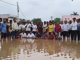 Akola News : 'प्रशासन ऐकत नाही, म्हणून फाशी घेईन', अकोल्यात जिल्हाधिकाऱ्यांसमोरच नागरिकाचा संताप