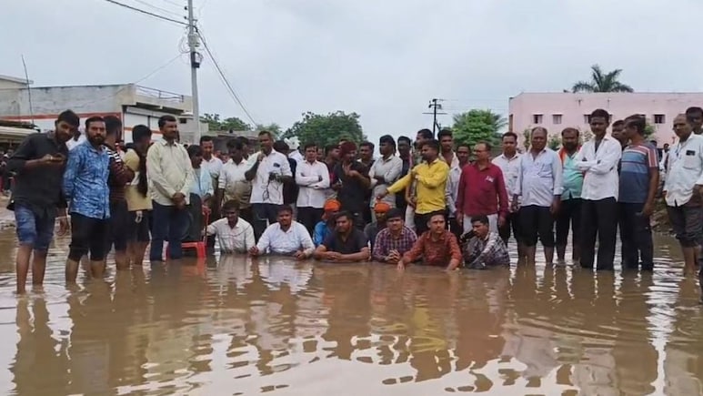 Akola News : 'प्रशासन ऐकत नाही, म्हणून फाशी घेईन', अकोल्यात जिल्हाधिकाऱ्यांसमोरच नागरिकाचा संताप
