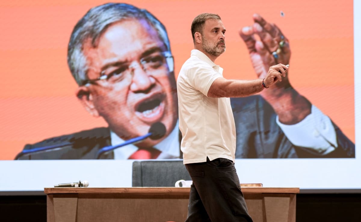 नेता विपक्ष राहुल गांधी ने आरोप लगाया कि मुख्य चुनाव आयुक्त ज्ञानेश कुमार वोट चोरों को बचा रहे हैं. नेता विपक्ष राहुल गांधी ने आरोप लगाया कि मुख्य चुनाव आयुक्त ज्ञानेश कुमार वोट चोरों को बचा रहे हैं.