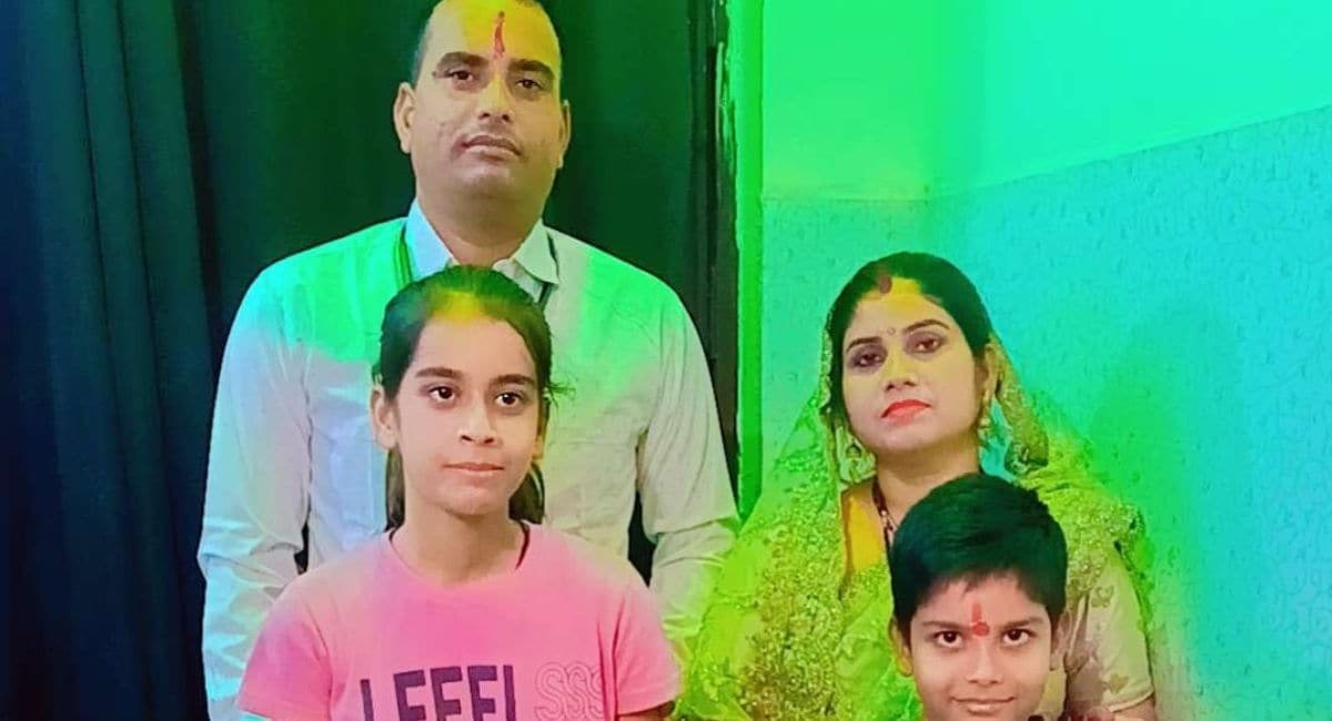 संदीप शर्मा और उनकी पत्नी साधना शर्मा अपने बच्चों के साथ. संदीप शर्मा की मौत हो चुकी और साधना का इलाज जारी है. (फाइल फोटो) संदीप शर्मा और उनकी पत्नी साधना शर्मा अपने बच्चों के साथ. संदीप शर्मा की मौत हो चुकी और साधना का इलाज जारी है. (फाइल फोटो)