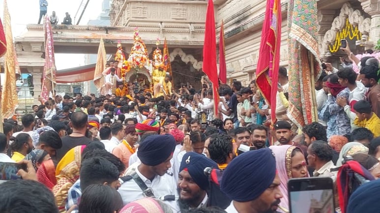 Sanwaliya Seth: जलझूलनी एकादशी पर 450 किलो चांदी  के रथ पर विराजमान हुए सांवलियाजी सेठ, देखने के लिए भक्तों की उमड़ी भीड़