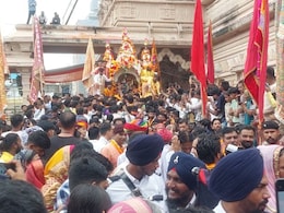 Sanwaliya Seth: जलझूलनी एकादशी पर 450 किलो चांदी  के रथ पर विराजमान हुए सांवलियाजी सेठ, देखने के लिए भक्तों की उमड़ी भीड़ Sanwaliya Seth: जलझूलनी एकादशी पर 450 किलो चांदी  के रथ पर विराजमान हुए सांवलियाजी सेठ, देखने के लिए भक्तों की उमड़ी भीड़