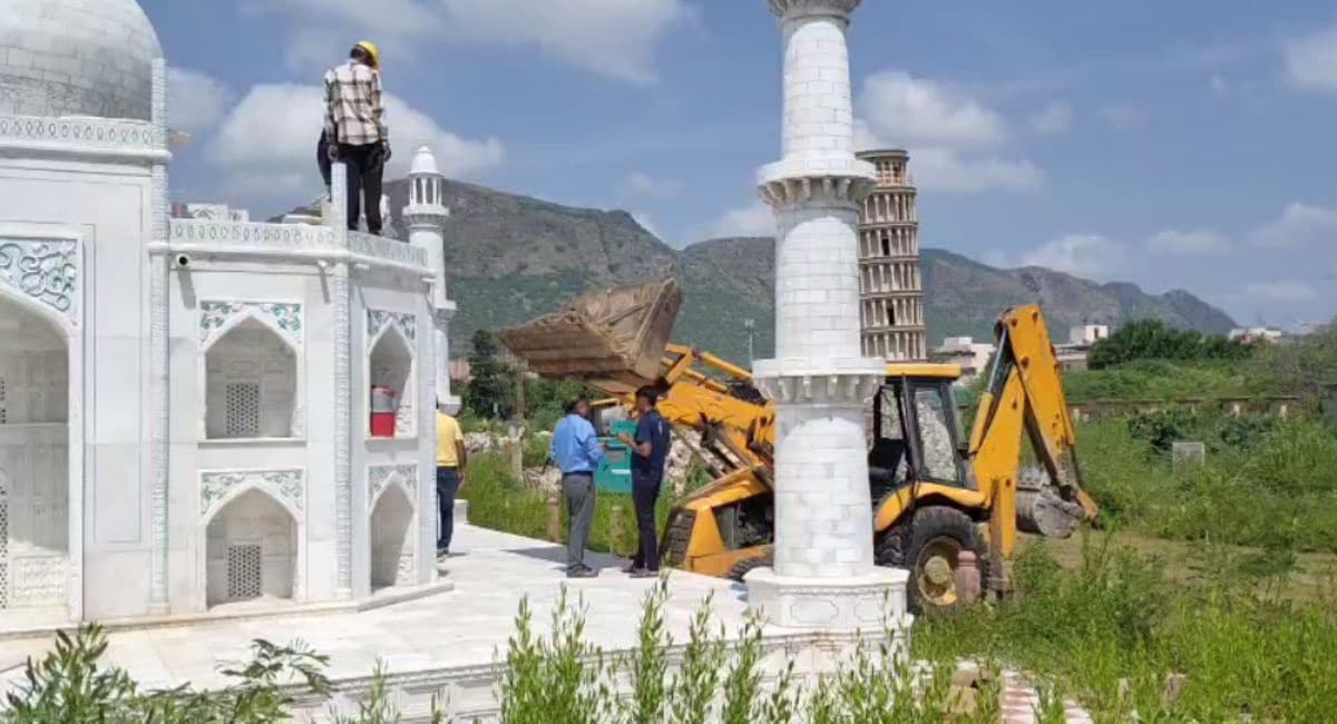 अजमेर में सेवर वंडर पार्क में बने ताजमहल को हथौड़े से तोड़ा जा रहा है. अजमेर में सेवर वंडर पार्क में बने ताजमहल को हथौड़े से तोड़ा जा रहा है.
