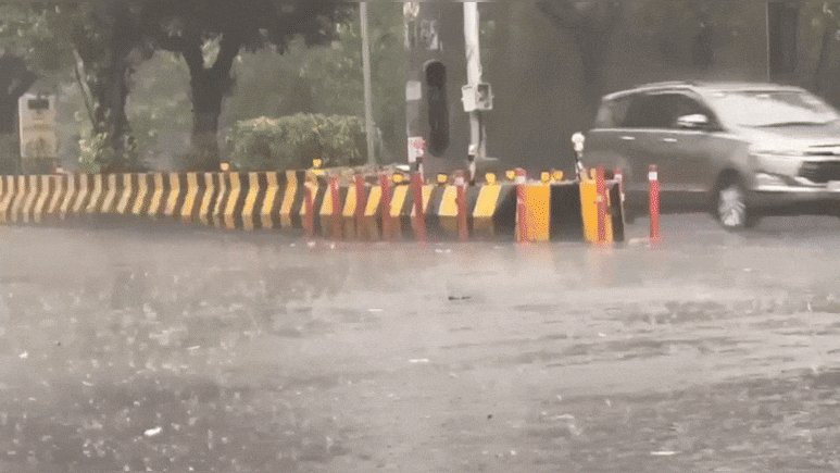 Delhi Rain Live: बारिश, बिजली और अंधेरा... दिल्ली-नोएडा में पलटा मौसम, जाते सितंबर में कुदरत का यह कैसा सरप्राइज Delhi Rain Live: बारिश, बिजली और अंधेरा... दिल्ली-नोएडा में पलटा मौसम, जाते सितंबर में कुदरत का यह कैसा सरप्राइज