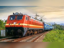 सेल्फी के लिए ट्रेन की छत पर चढ़ा किशोर, OHE के करंट से बुरी तरह झुलसा  सेल्फी के लिए ट्रेन की छत पर चढ़ा किशोर, OHE के करंट से बुरी तरह झुलसा
