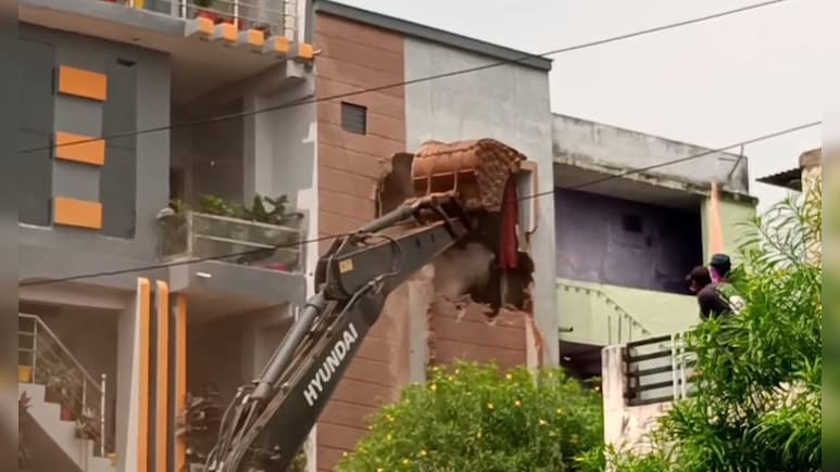 सीहोर में धर्म परिवर्तन कराने के आरोपी जब्बार के खिलाफ एक्शन, नगर पालिका ने कथित अवैध घर पर चलाया बुलडोजर