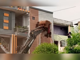 सीहोर में धर्म परिवर्तन कराने के आरोपी जब्बार के खिलाफ एक्शन, नगर पालिका ने कथित अवैध घर पर चलाया बुलडोजर सीहोर में धर्म परिवर्तन कराने के आरोपी जब्बार के खिलाफ एक्शन, नगर पालिका ने कथित अवैध घर पर चलाया बुलडोजर