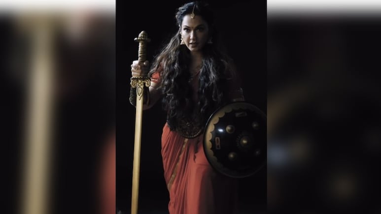 वीरांगना के लुक में नजर आईं ईशा कोप्पिकर, शेयर की फोटो तो लोग बोले- 'तलवारबाज रानी...' 