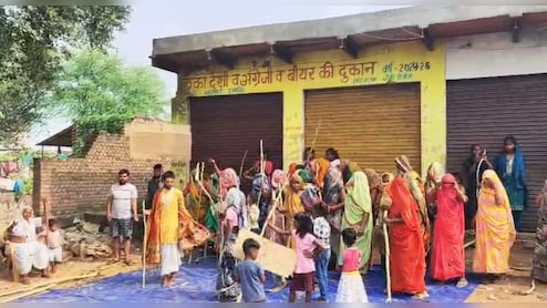 हाथ में लाठी और घूंघट में आंसू ल‍िए शराब की दुकान पर पहुंची मह‍िलाएं, बंद करा द‍िया ठेका