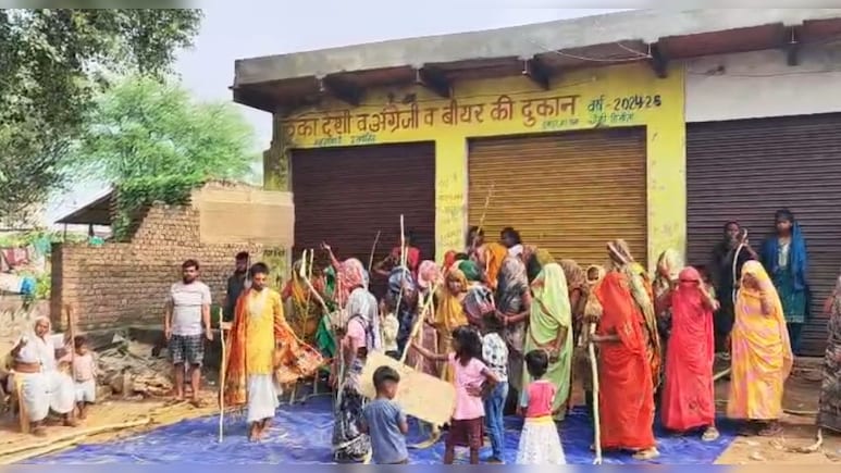 हाथ में लाठी और घूंघट में आंसू ल‍िए शराब की दुकान पर पहुंची मह‍िलाएं, बंद करा द‍िया ठेका