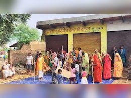 हाथ में लाठी और घूंघट में आंसू लिए शराब की दुकान पर पहुंची महिलाएं, बंद करा दिया ठेका हाथ में लाठी और घूंघट में आंसू लिए शराब की दुकान पर पहुंची महिलाएं, बंद करा दिया ठेका