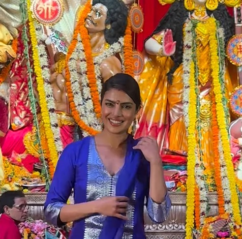 VIDEO: दुर्गा पूजा में प्रियंका चोपड़ा का एथनिक अवतार, मांग में सिंदूर और सिर पर दुपट्टा लिए पहुंचीं पंडाल