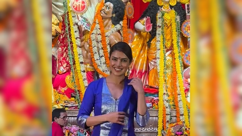 VIDEO: दुर्गा पूजा में प्रियंका चोपड़ा का एथनिक अवतार, मांग में सिंदूर और सिर पर दुपट्टा लिए पहुंचीं पंडाल VIDEO: दुर्गा पूजा में प्रियंका चोपड़ा का एथनिक अवतार, मांग में सिंदूर और सिर पर दुपट्टा लिए पहुंचीं पंडाल