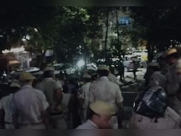 दिल्ली में नाबालिग की बेरहमी से हत्या के बाद बवाल, पुलिस ने लाठीचार्ज कर हालात काबू किए दिल्ली में नाबालिग की बेरहमी से हत्या के बाद बवाल, पुलिस ने लाठीचार्ज कर हालात काबू किए