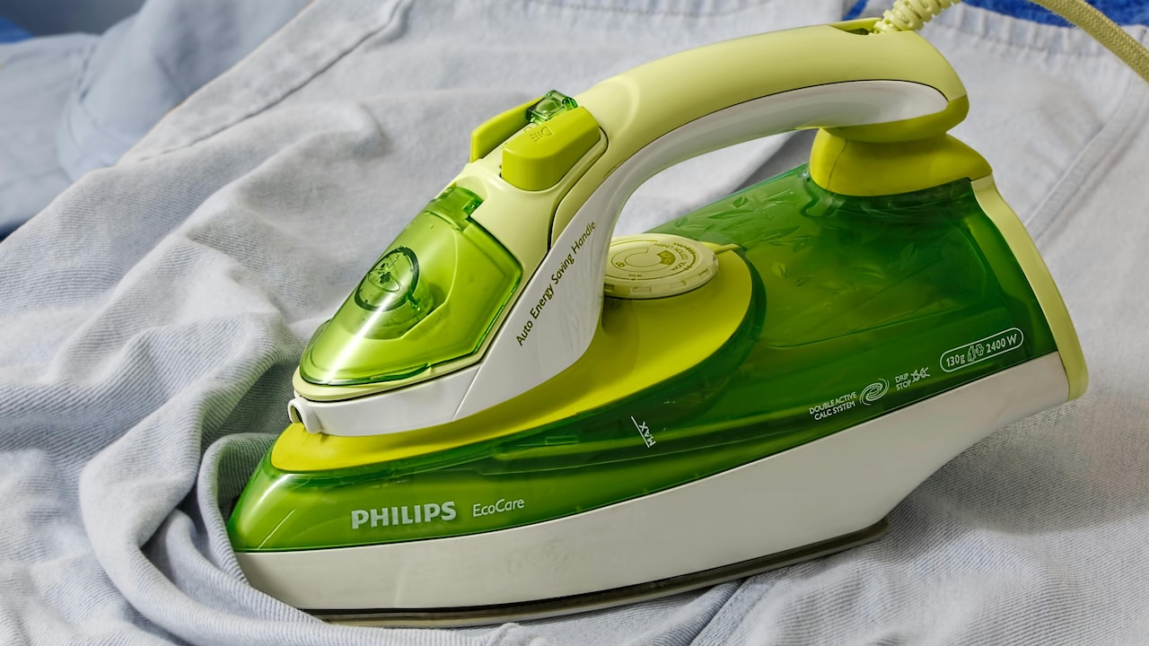 Steam Iron Vs Dry Iron: Which One Works Better For Daily Use?
