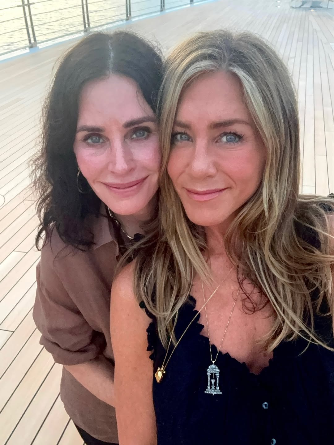 "The One Where Rachel Styles Monica's Hair": Fans Have A <i>FRIENDS</i> Flashback As Jennifer Aniston-Courteney Cox Reunite