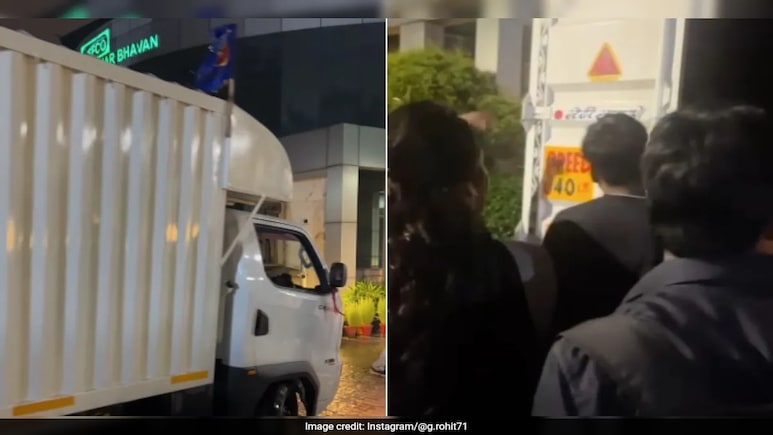 Watch: Mini Truck Ferries Office Goers In Gurugram Amid Waterlogging, Internet Says, "We Are Like Cattles" Watch: Mini Truck Ferries Office Goers In Gurugram Amid Waterlogging, Internet Says, "We Are Like Cattles"
