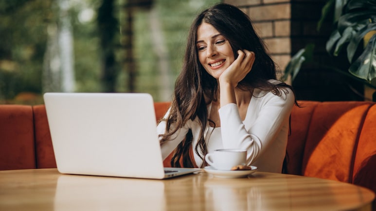 Amazon Sale on AI Laptops: इन लैपटॉप के साथ बढ़ाएं अपने काम की रफ्तार, कम दाम में दोबारा नहीं मिलेंगे
