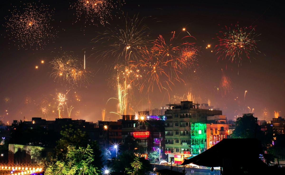 The Diwali festival lights up the sky with lights. The Diwali festival lights up the sky with lights.