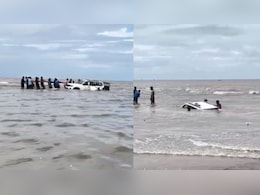 Video: SUV Gets Stuck In Sand At Maharashtra Beach. Then The Waves Come Video: SUV Gets Stuck In Sand At Maharashtra Beach. Then The Waves Come