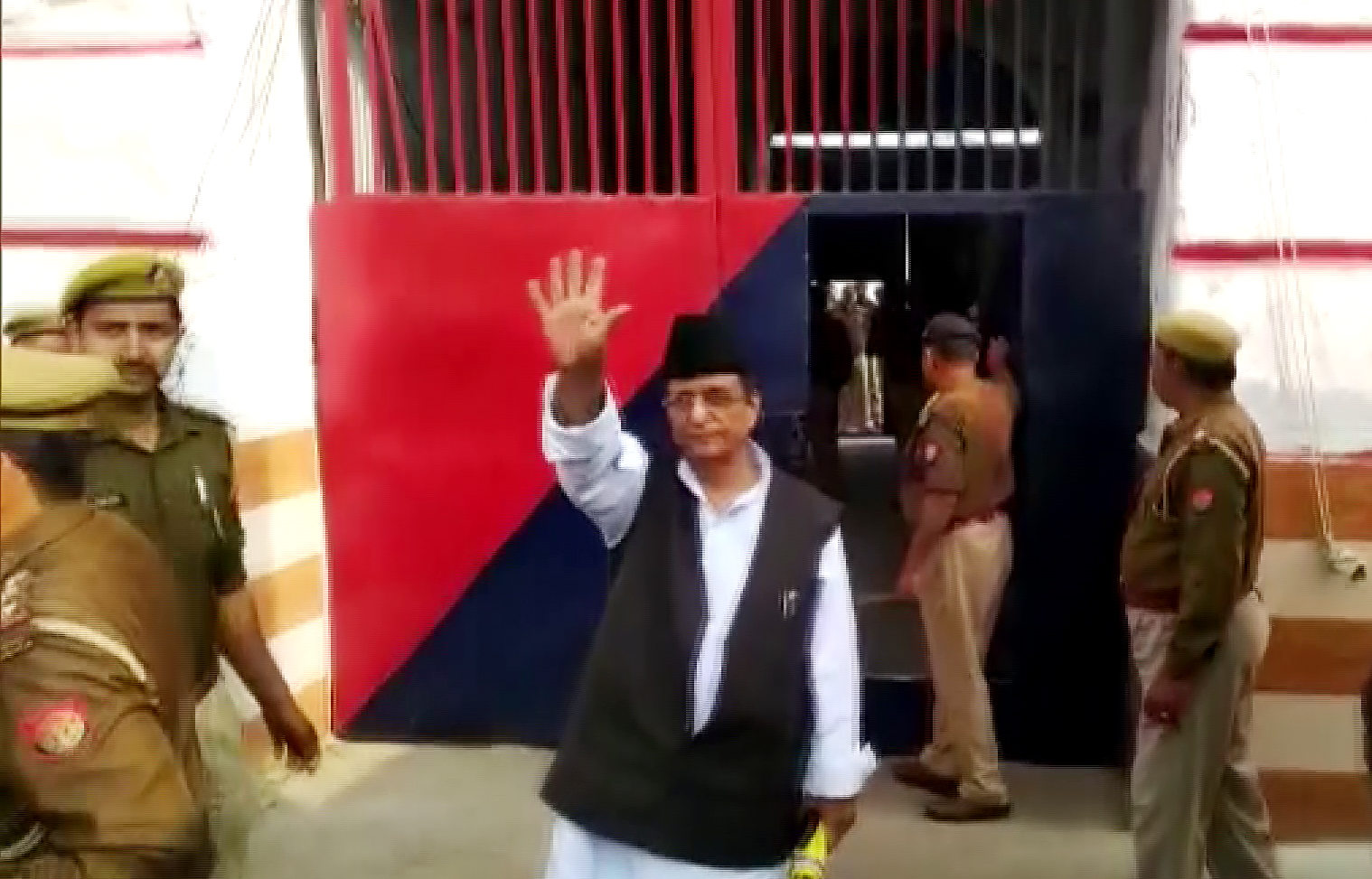 कानूनी दांव-पेंच में फंसे आजम खान: जमानत के बावजूद जेल से बाहर आना मुश्किल
