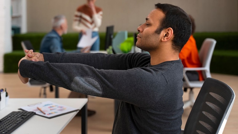 Desk Yoga: ऑफिस में सिर्फ 10 मिनट कुर्सी पर बैठे-बैठे कर लें ये योगासन, तुरंत बढ़ जाएगी एनर्जी और ताजगी