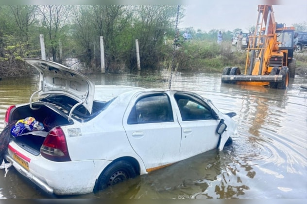 क्रेन के ज़रिये कार को बाहर निकाला गया. क्रेन के ज़रिये कार को बाहर निकाला गया.