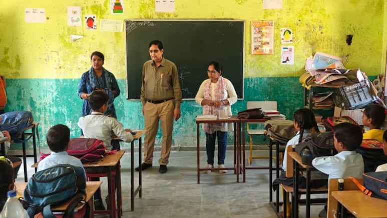 Jaipur: महिला प्रिंसिपल के खिलाफ हुई कार्रवाई, स्कूल को कर रखा था बर्बाद Jaipur: महिला प्रिंसिपल के खिलाफ हुई कार्रवाई, स्कूल को कर रखा था बर्बाद