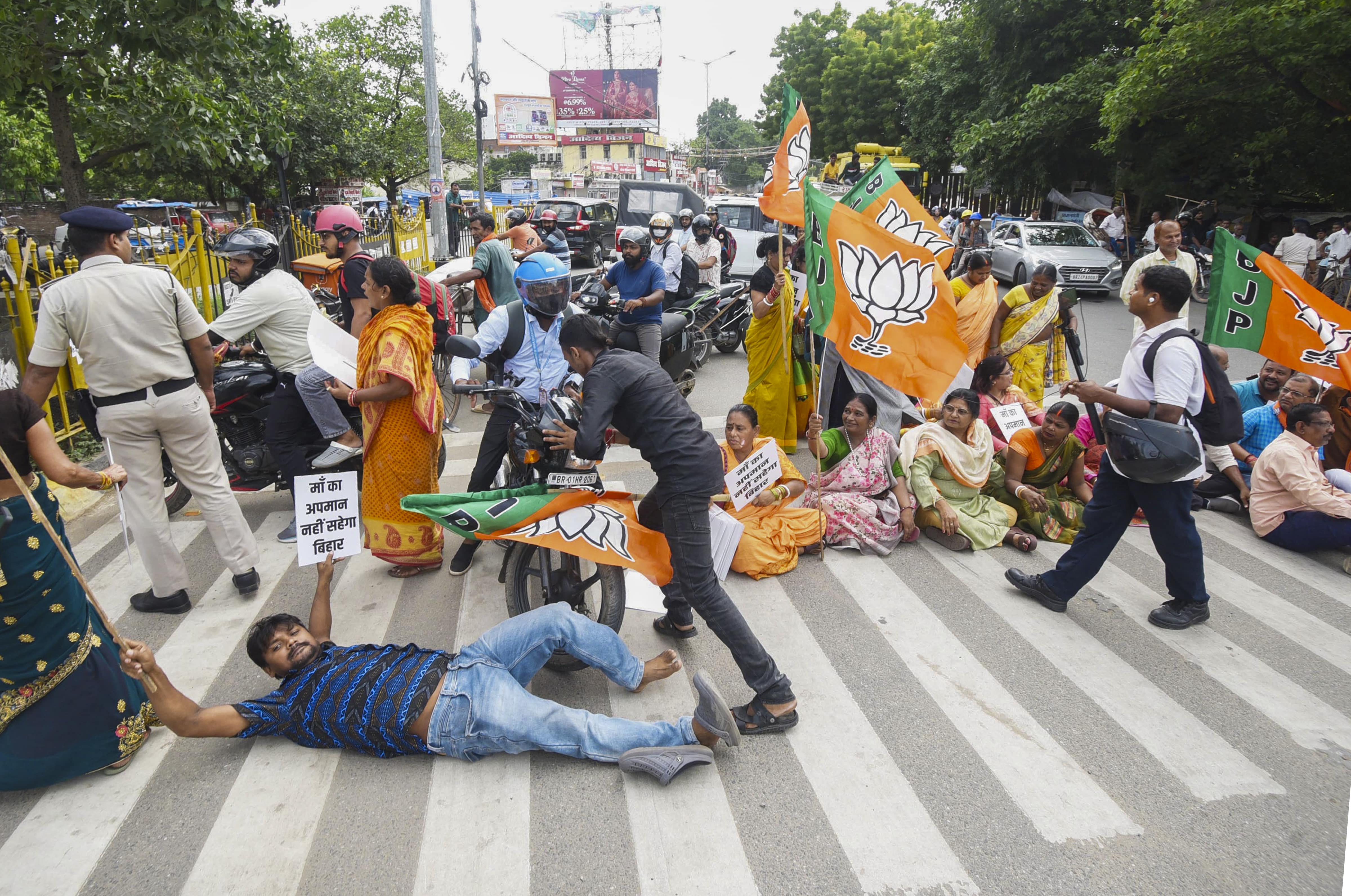 प्रदर्शन के दौरान सड़कों पर इस कदर से भाजपा के कार्यकर्ता लेट भी गए. प्रदर्शन के दौरान सड़कों पर इस कदर से भाजपा के कार्यकर्ता लेट भी गए.