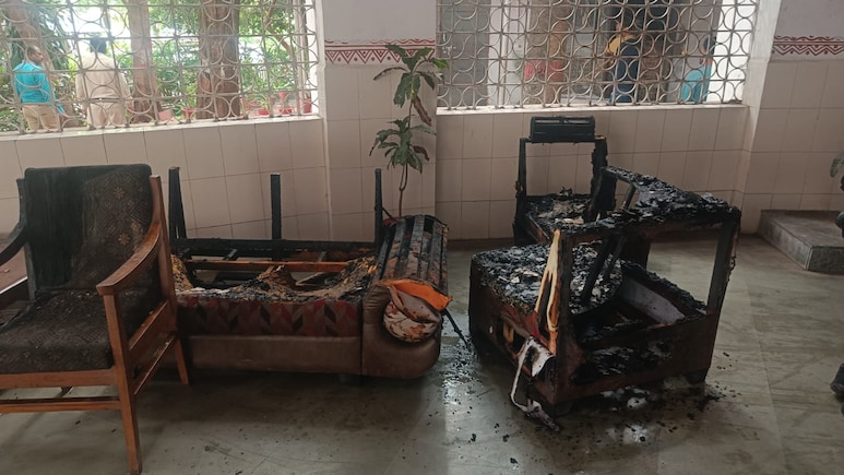 भोपाल कमिश्नर कार्यालय में आग से अफरातफरी, बुजुर्ग ने गुस्से से बिजली बोर्ड में मारी लाठी तो हुआ शॉर्ट सर्किट