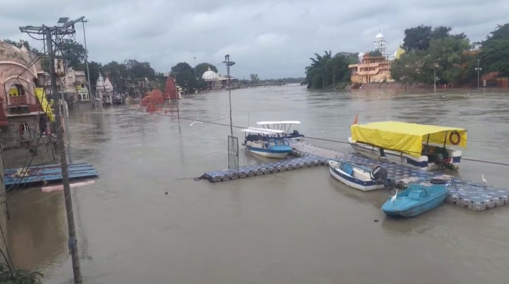 खतरे के निशान के पास शिप्रा नदी खतरे के निशान के पास शिप्रा नदी