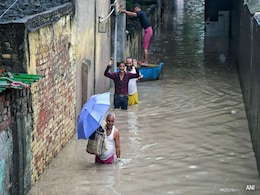 Cots Float, Families Wade Through Water As Yamuna Levels Rise In Delhi Cots Float, Families Wade Through Water As Yamuna Levels Rise In Delhi
