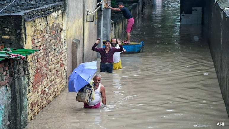 Cots Float, Families Wade Through Water As Yamuna Levels Rise In Delhi Cots Float, Families Wade Through Water As Yamuna Levels Rise In Delhi