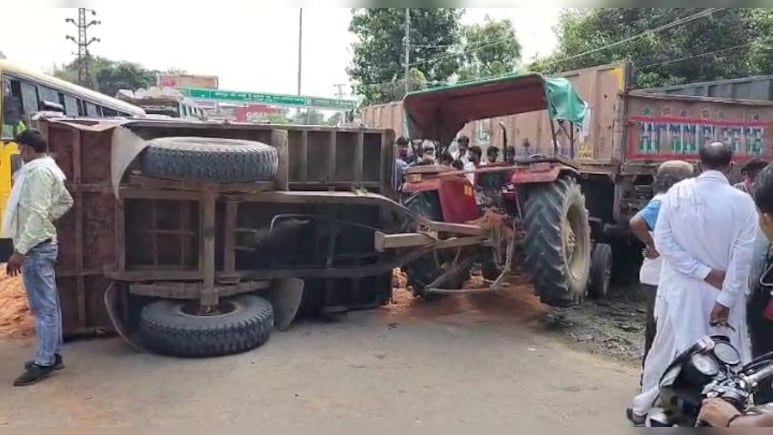 भरतपुर: बजरी से भरी ट्रैक्टर ट्रॉली ने 11वीं के छात्र को कुचला, गुस्साए परिजनों ने हाईवे किया जाम भरतपुर: बजरी से भरी ट्रैक्टर ट्रॉली ने 11वीं के छात्र को कुचला, गुस्साए परिजनों ने हाईवे किया जाम