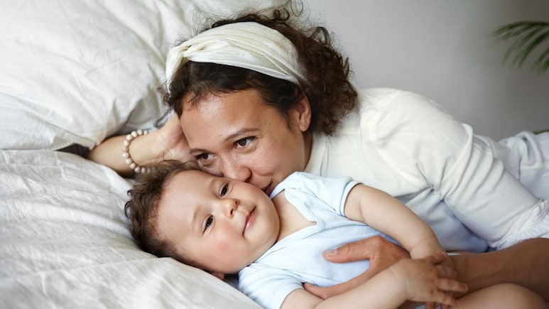 बच्चे को सुलाते हुए जरूर करें ये एक काम, Parenting Expert ने बताया खूब समझदार बनेगा आपका लाडला
