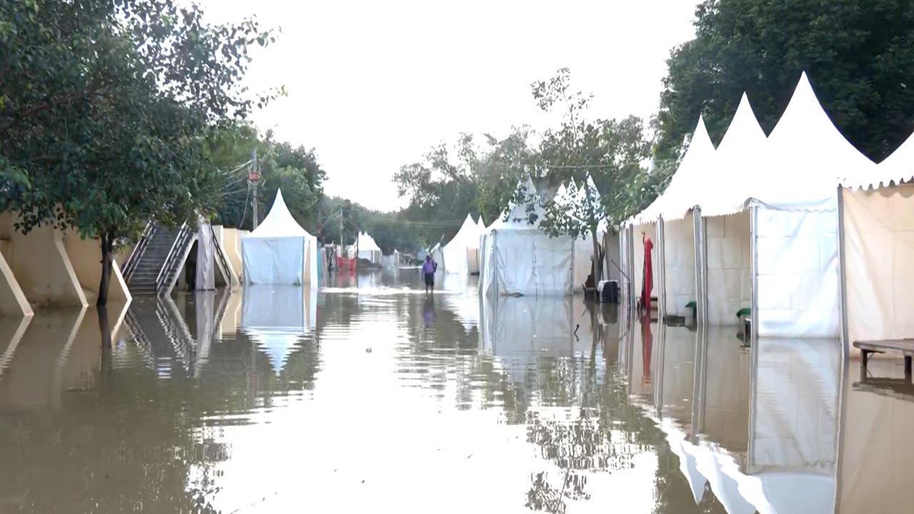 Video : Flood Alert In Delhi, Yamuna Above Danger Mark, Relief Camps Submerged