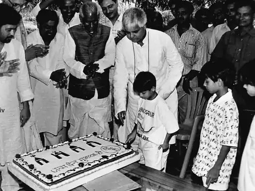 CM बनने के बाद अपने जन्मदिन पर केक काटते लालू यादव. तस्वीर में उनके दोनों बेटे तेज प्रताप और तेजस्वी भी नजर आ रहे हैं. CM बनने के बाद अपने जन्मदिन पर केक काटते लालू यादव. तस्वीर में उनके दोनों बेटे तेज प्रताप और तेजस्वी भी नजर आ रहे हैं.