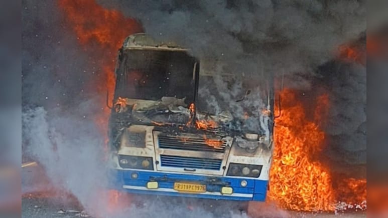 Rajasthan: कोटा में चलती रोडवेज़ बस में लगी आग, कई किलोमीटर दूर से दिखे काले बादल, 50 लोग सवार थे 