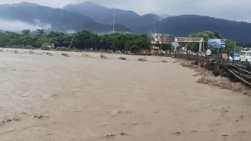 ऋषिकेश में चंद्रभागा नदी उफान पर, हाईवे तक आया पानी; देखिए वीडियो